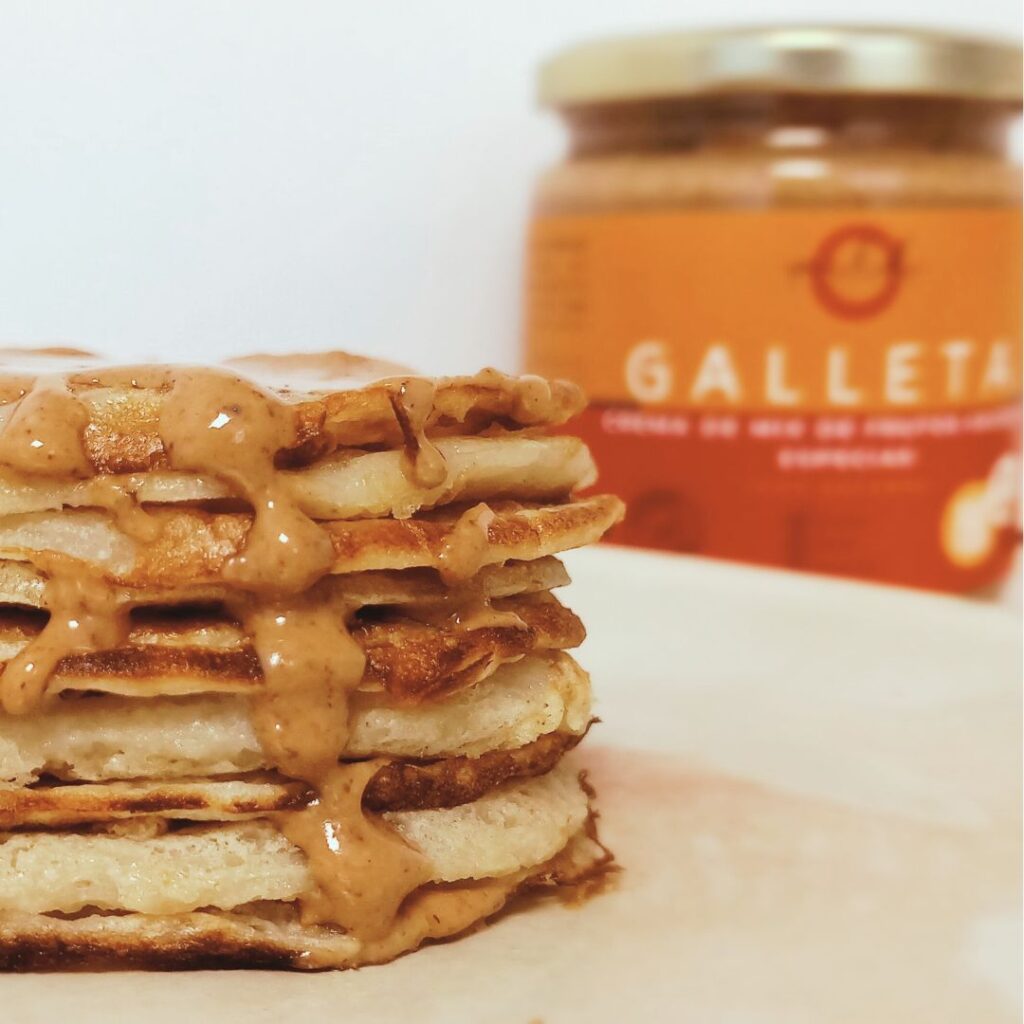 Pancakes Proteicos con Crema Sabor Galleta