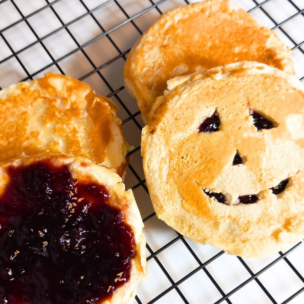 pancake protein de halloween con cereza negra